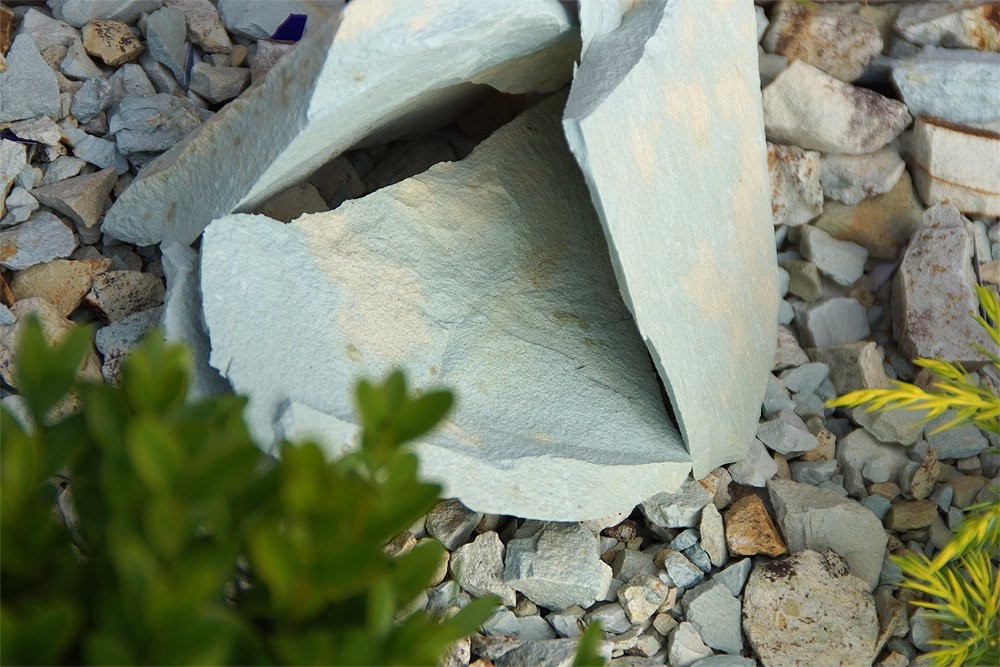 Красивый и необычный — это природный камень цеолит.