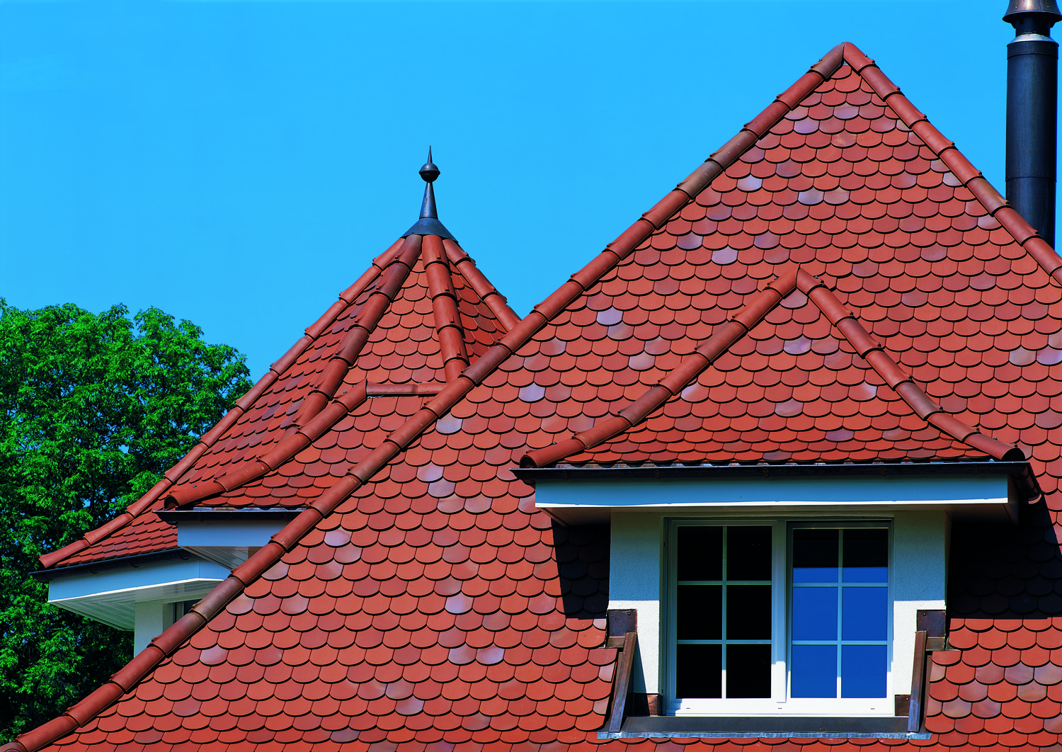 Черепица окна. Шатровая кровля металлочерепица. Красивые крыши. Крыша дома. Красивая Черепичная крыша.